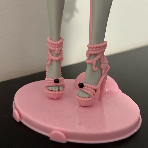 Monster High Doll Lagoona Frights, Camera, Action!: Black Carpet (G1) - Picture 3 of 7